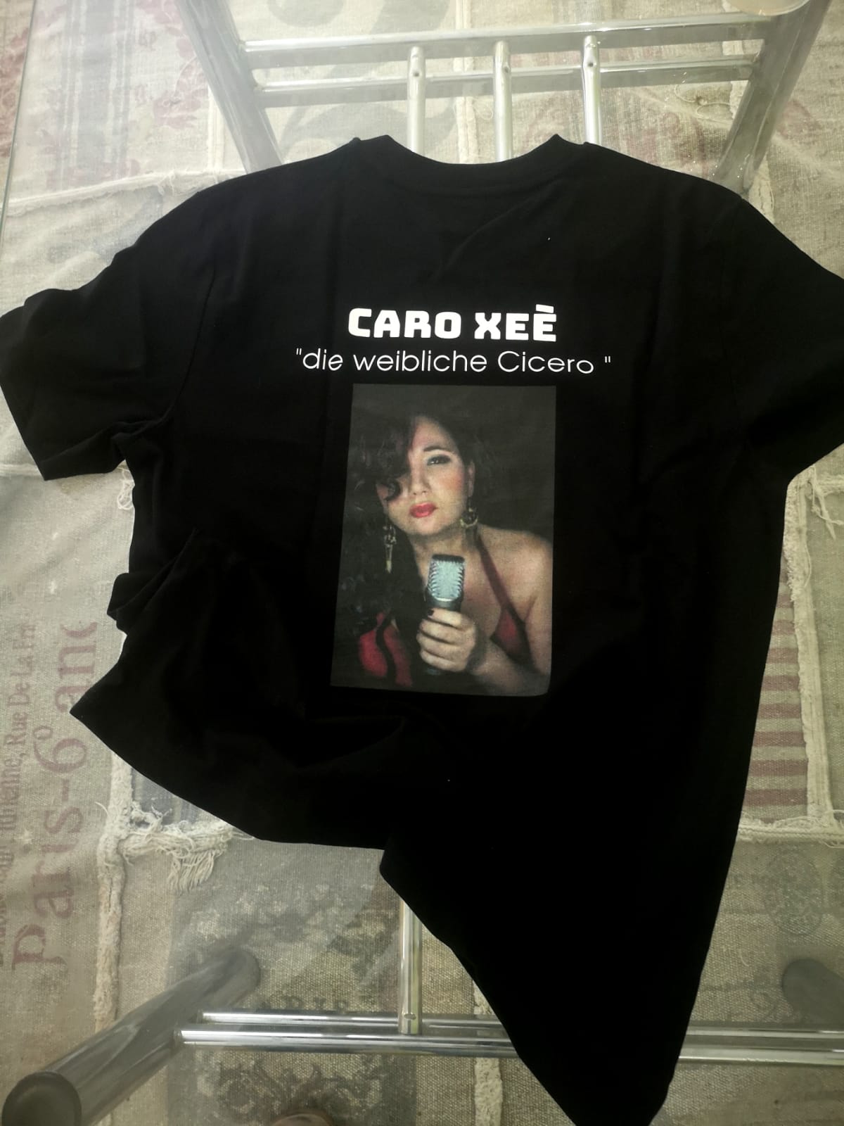 Merch Caro Xeè: T-Shirt vorn